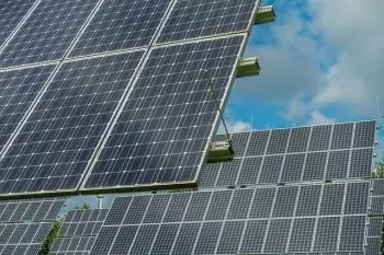 Sonnenkollektoren zur Erzeugung von Wärme und Strom